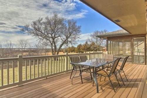 Milford Lake Vacation Rental: Walk to Beach!