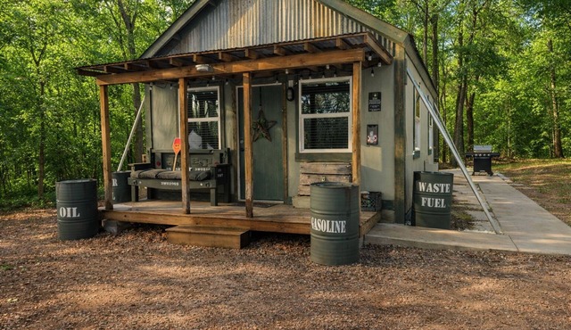 Military Escape w/Soak Tub + Fire Pit/near Rt. 66-Whimsy Waypoint