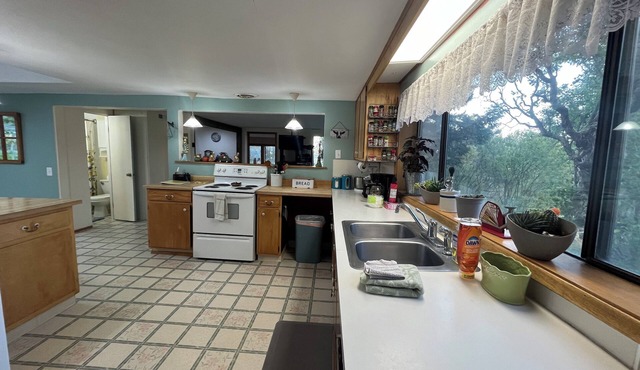 Milk and Honey Farmhouse, a charming family-friendly 3-bedroom stay in Albion.