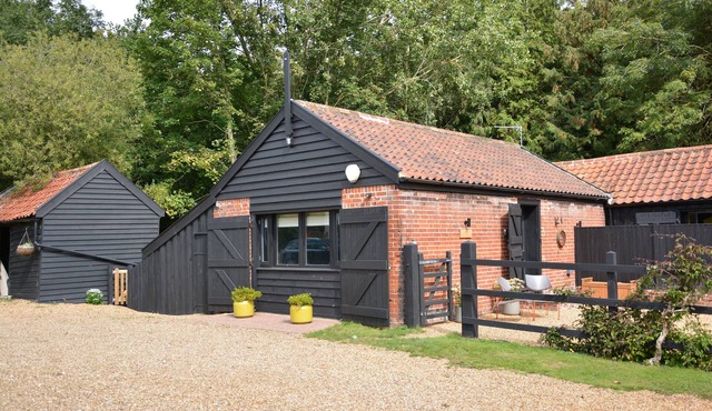 MILK PARLOUR, pet friendly, with a garden in Halesworth