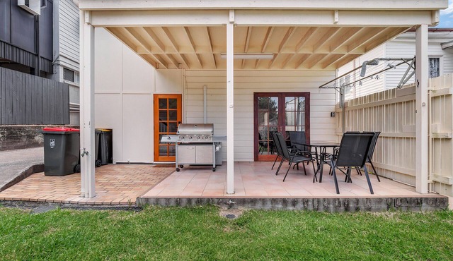 Milkins Apartment Paddington with Off St Parking