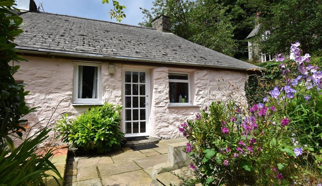 MILKWOOD COTTAGE, pet friendly, country holiday cottage in Fishguard