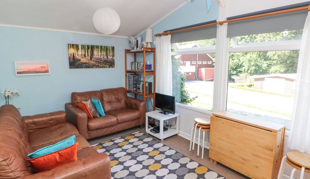 MILKWOOD, pet friendly, luxury holiday cottage in Llansteffan