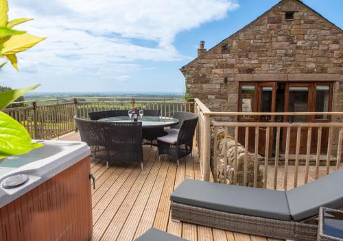 Mill Barn, Castle Carrock, dogs welcome, hot tub with countryside and reservoir views