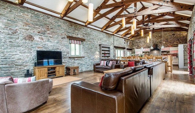 MILL BARN, pet friendly, luxury holiday cottage in Woolston, Devon