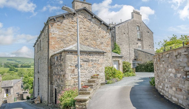 MILL BROW APARTMENT, character holiday cottage in Kirkby Lonsdale