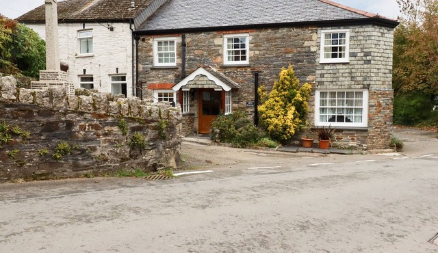 MILL COTTAGE, character holiday cottage, with open fire in St Neot
