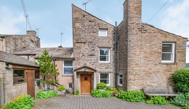 MILL COTTAGE, character holiday cottage, with open fire in Hawes