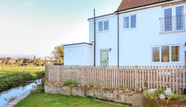 MILL COTTAGE, family friendly, with open fire in Edwinstowe