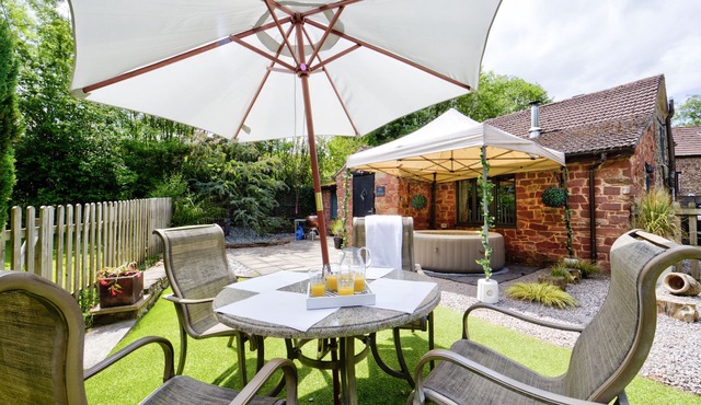 Mill Cottage - Forest of Dean GloucestershirenDog Friendly, Hot tub, Wood Burner