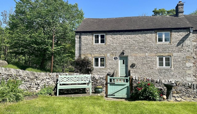 MILL COTTAGE, pet friendly, character holiday cottage in Hope