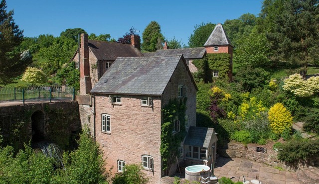 MILL COTTAGE, pet friendly, luxury holiday cottage in Hanley William