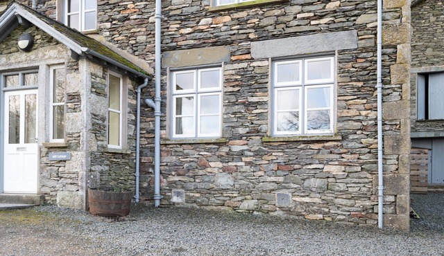 Mill Cottage with Lake access.