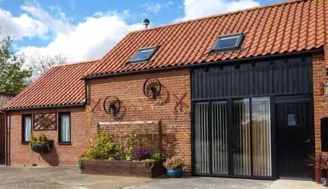 MILL FARM BARN, family friendly, with open fire in Brisley