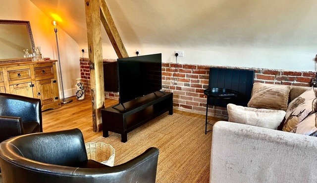 Mill Farm Barn in Hampshire -Stunning Garden River