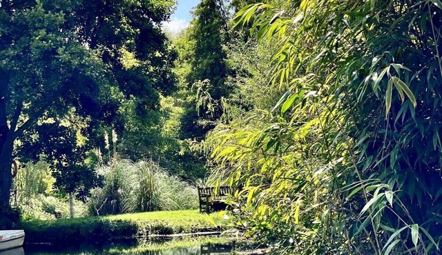 Mill Farm Barn in Hampshire -Stunning Garden River