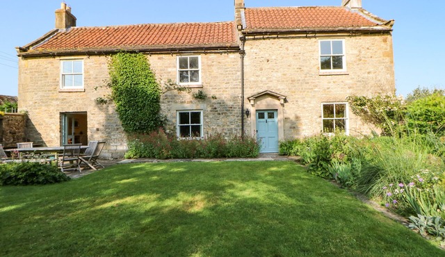 MILL FARM HOUSE, pet friendly, with open fire in Ravensworth