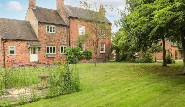 MILL FARM - THE FARMHOUSE, pet friendly, with hot tub in Repton