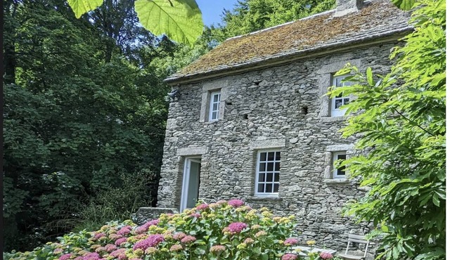 Mill for 2, facing the sea, 300m to the beach and great walks. Next to a castle.