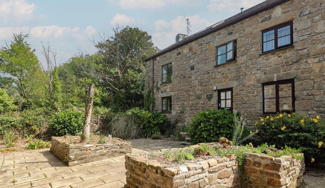 MILL HOUSE BARN, pet friendly, country holiday cottage in Penzance
