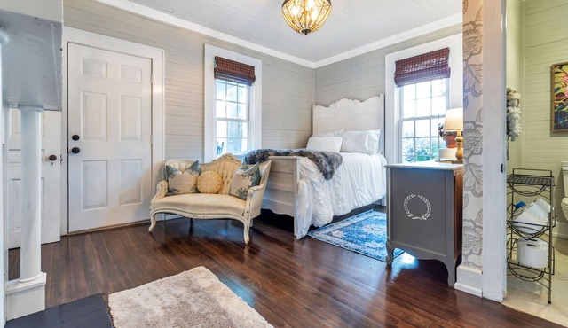 Mill House Cottage in rural setting, come visit!