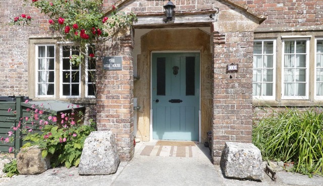 MILL HOUSE, pet friendly, character holiday cottage in Maiden Newton