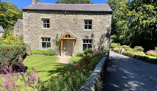 MILL HOUSE, pet friendly, character holiday cottage in Chipping