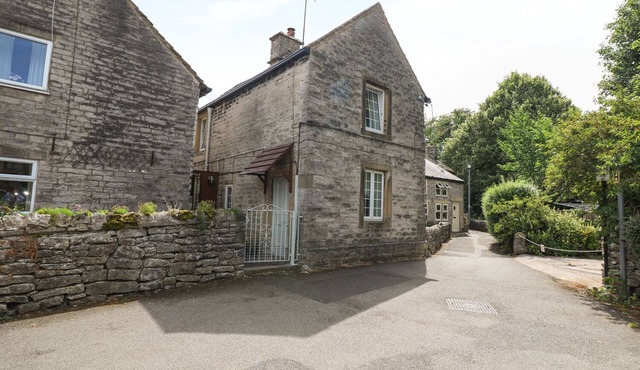 MILL LEAT, pet friendly, with open fire in Castleton, Peak District