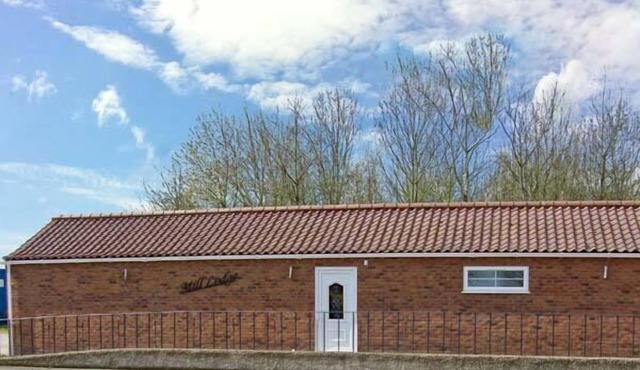 MILL LODGE, pet friendly, with hot tub in Brisley