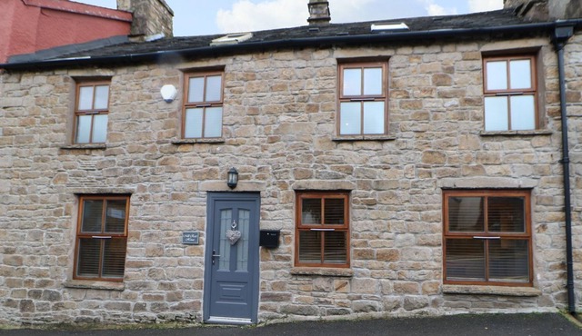 MILL RACE HOUSE, pet friendly, character holiday cottage in Alston