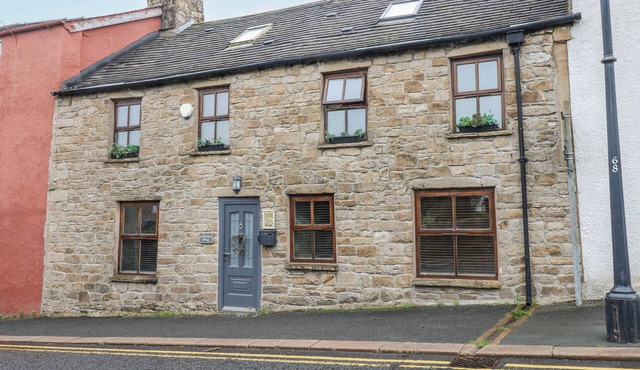 MILL RACE HOUSE, pet friendly, character holiday cottage in Alston
