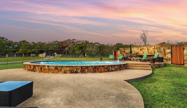 Mill Race Lodge I Waterfront, Pool, Wimberley