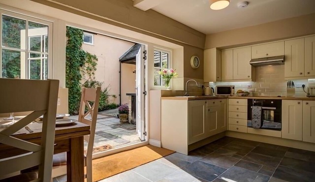 MILL RACE, pet friendly, character holiday cottage in Burford