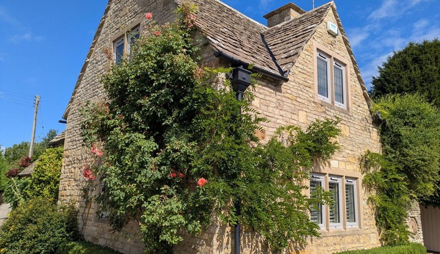MILL STREAM COTTAGE, family friendly in Lower Slaughter