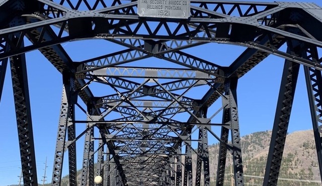 Mill town location by the river w/hot tub