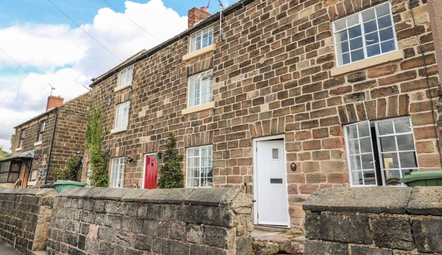 MILL VIEW COTTAGE, pet friendly, with open fire in Belper