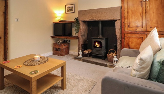 MILL WORKERS COTTAGE, family friendly, with open fire in Cromford