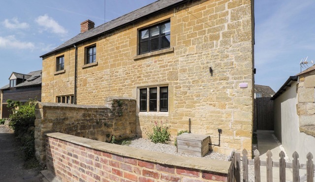 MILLBANK COTTAGE, family friendly in Mickleton, Gloucestershire