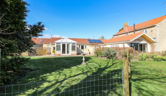 MILLCOTT, pet friendly, character holiday cottage in Metheringham