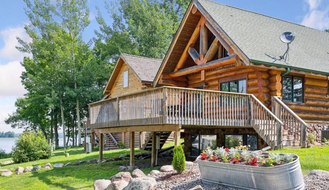 Mille Lacs Cabin on lake, near trails and casino - Black Bear