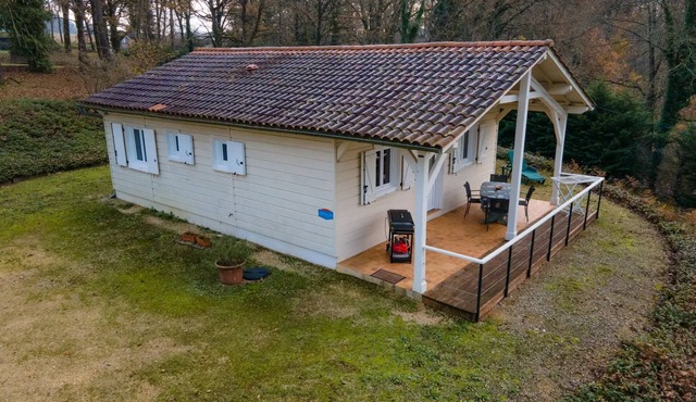 Millepertuis Cottage – Escape in Périgord Noir with Shared Pool, Terrace, and Natural Surroundings