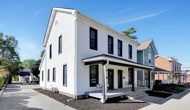 Miller House-Modern Remodel 2BR Historic Townhome blocks to downtown Noblesville