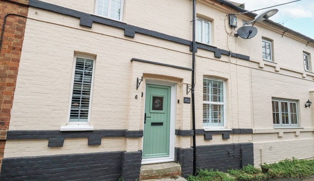 MILLER'S COTTAGE, pet friendly, with open fire in Puddletown