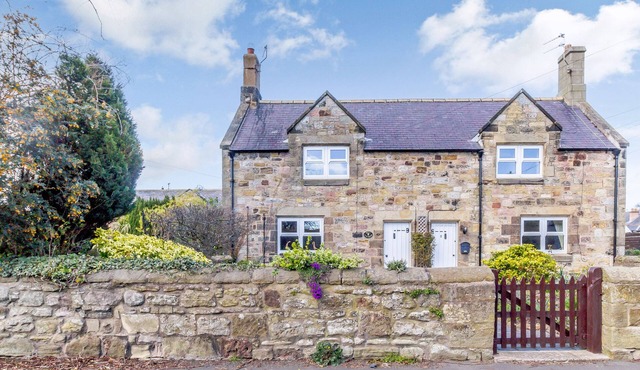 MILLER'S RETREAT, pet friendly, with a garden in Alnmouth