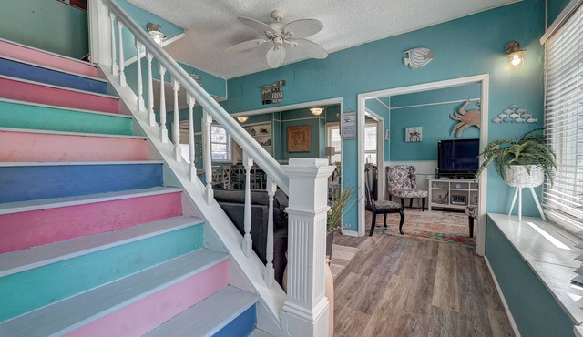 Miller"s Shabby Chic Coast 5 bedroom house blocks from downtown