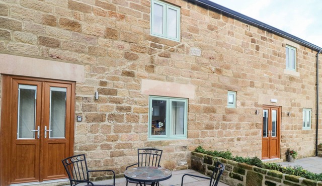 MILLER'S WHEEL, pet friendly, luxury holiday cottage in Spofforth