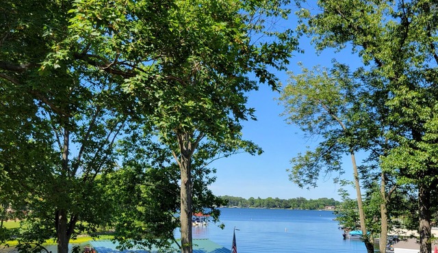 Millers 2 lakehouse. Pontoon available to rent