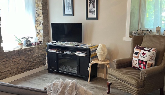 Millers Mistress - Millview, 1-bdrm + apt, DownTown Elora with WiFi, & AC