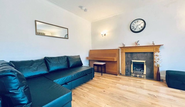 Millerston House - on the edge of Glasgow with Parking