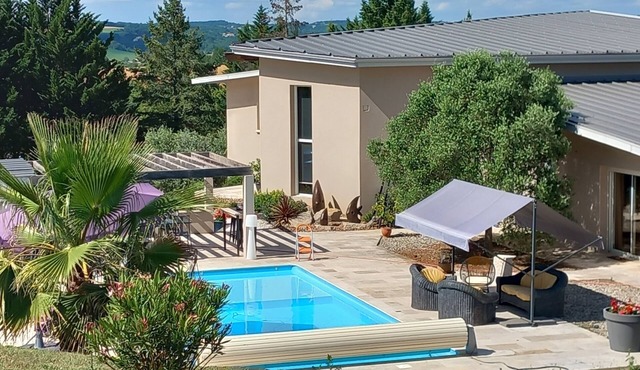 MILLESIME Gite indépendant dans notre grande maison contemporaine et moderne.